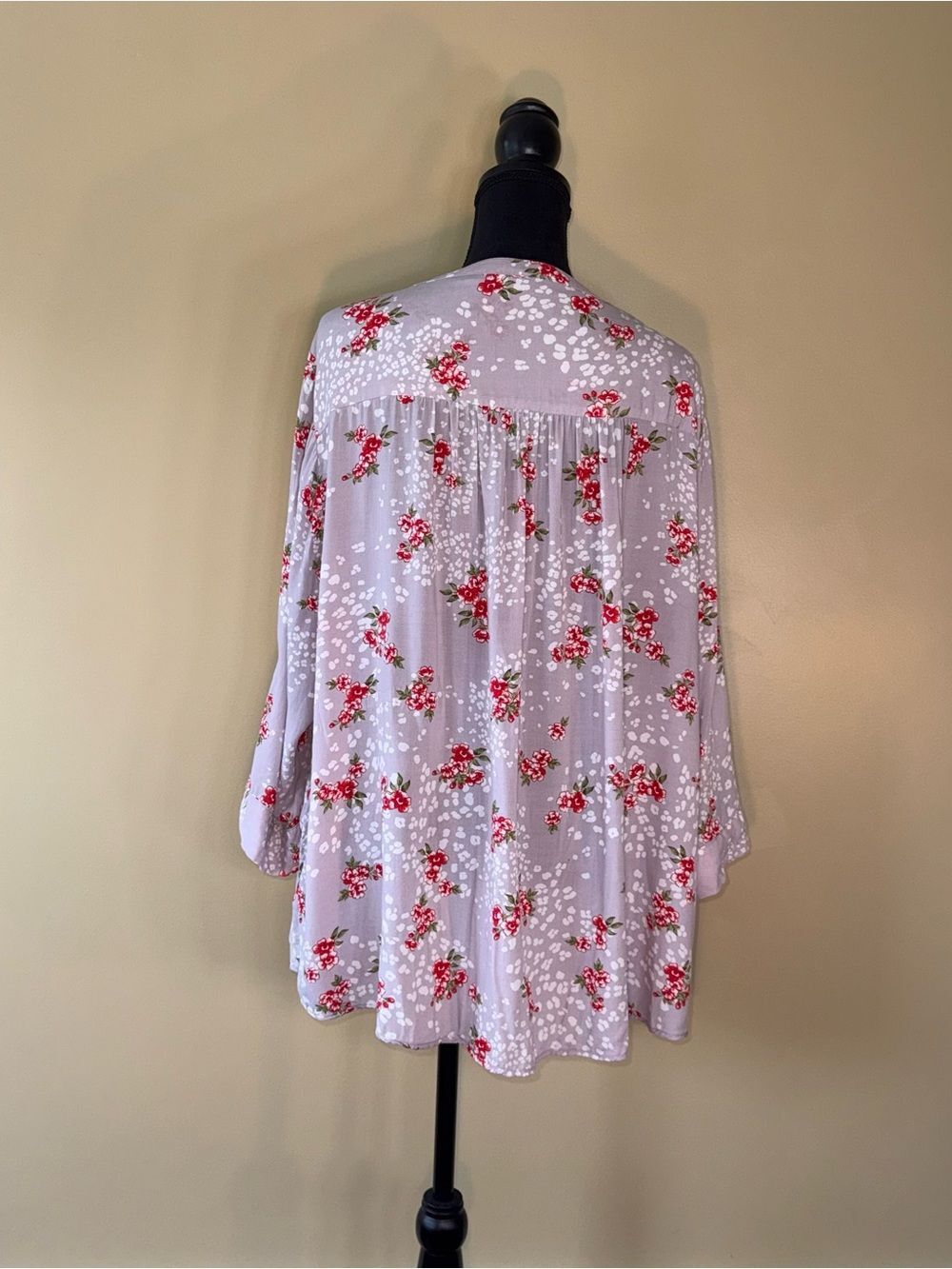 Torrid Women's Blouse Grey with Red Flowers & White Polka Dots Torrid Size 3 - Picture 4 of 13